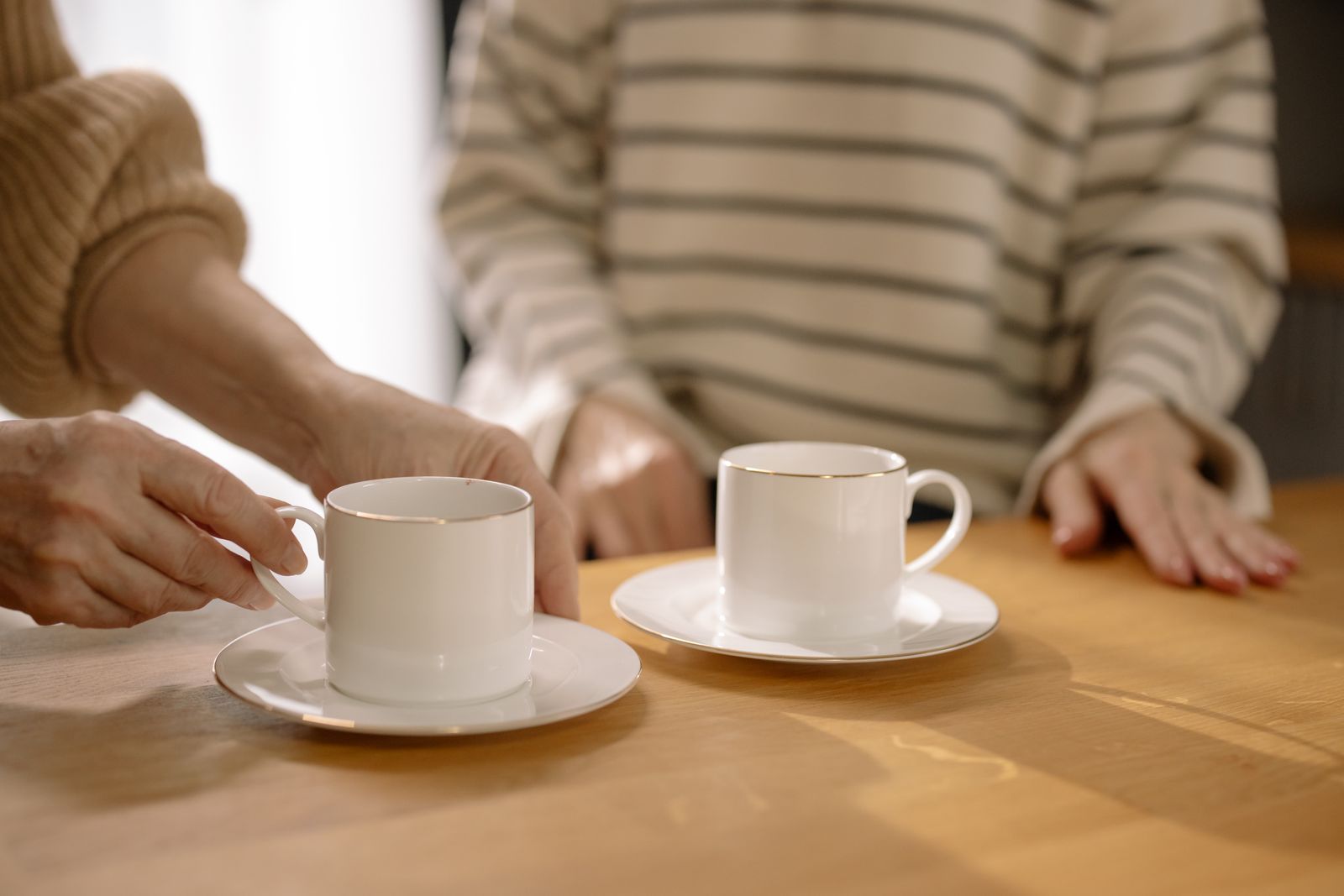 Dos personas compartiendo un café en una mesa, imagen ilustrativa